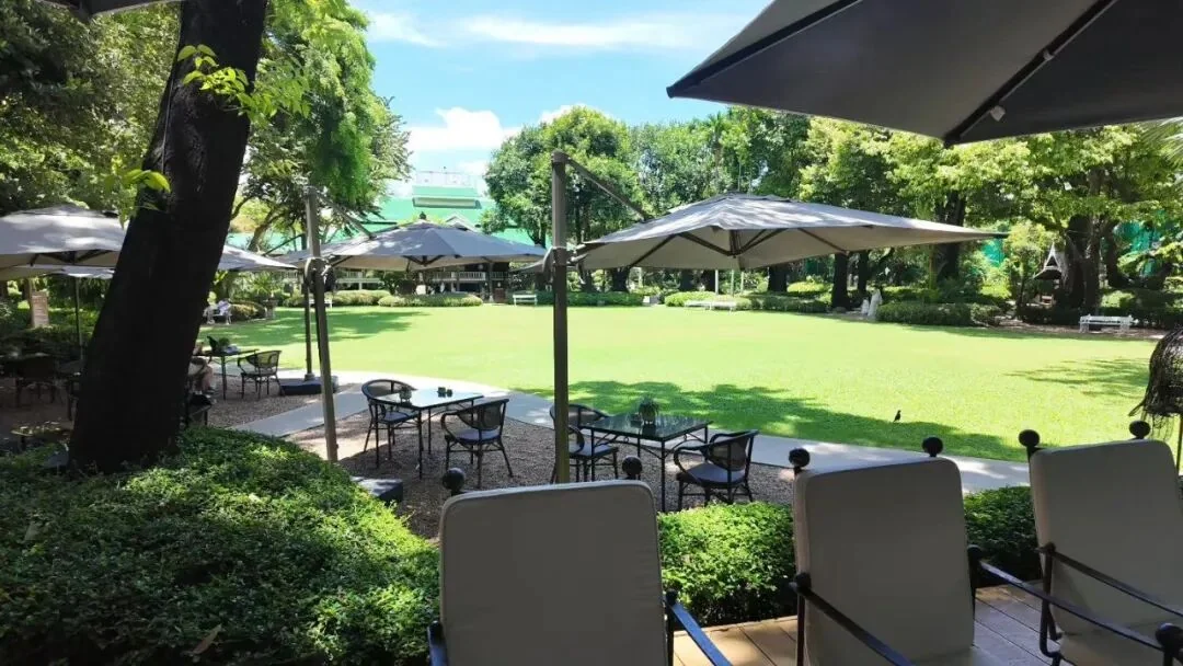 曼谷公园旁的餐厅与绿地